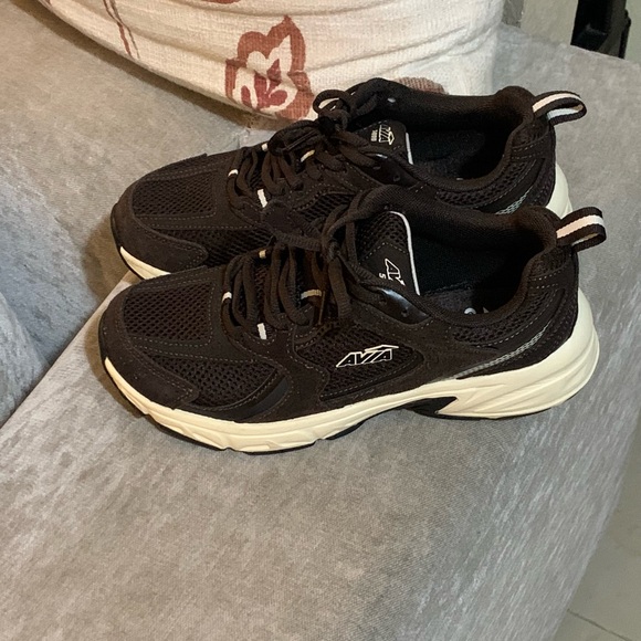 Women’s Avia Sneakers - Picture 5 of 6